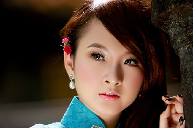 Angela Phương Trinh có một gương mặt nhỏ nhắn như búp bê Barbie.